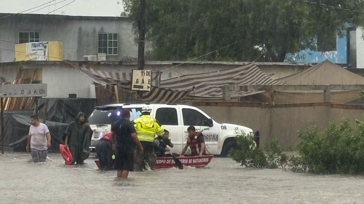 Padre muere ahogado al salvar a su hija durante una inundación en México