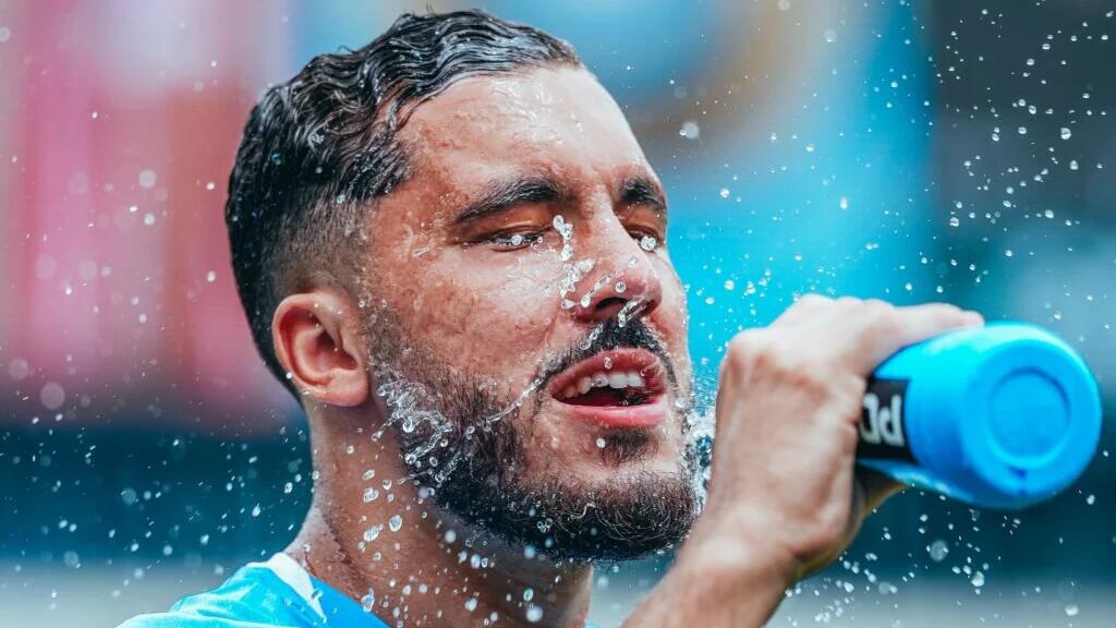 Rayan Cherki del Manchester City hidratándose en el encuentro contra Wydad AC. Foto: Manchester City.