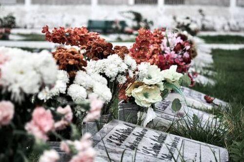 Era una promesa: borracho desenterró el cadáver de su amigo y lo llevó a su casa para “tenerlo más cerca”