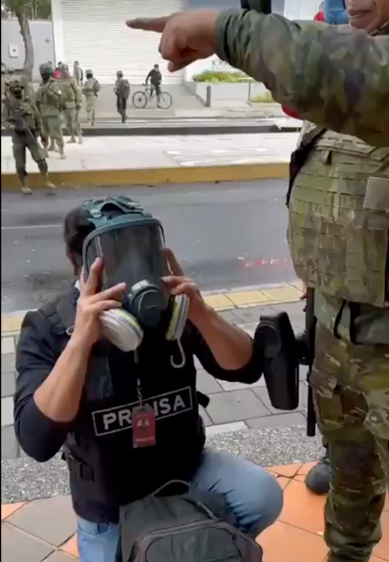 Periodistas de Ecuavisa y otro medios digitales denuncian agresiones de la fuerza pública durante movilizaciones en Quito