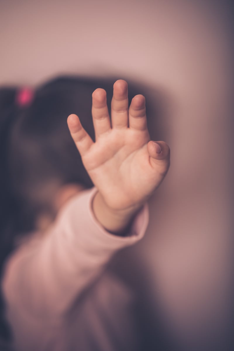 Padres de familia acudieron a una unidad educativa en Cuenca para exigir respuestas sobre el caso.