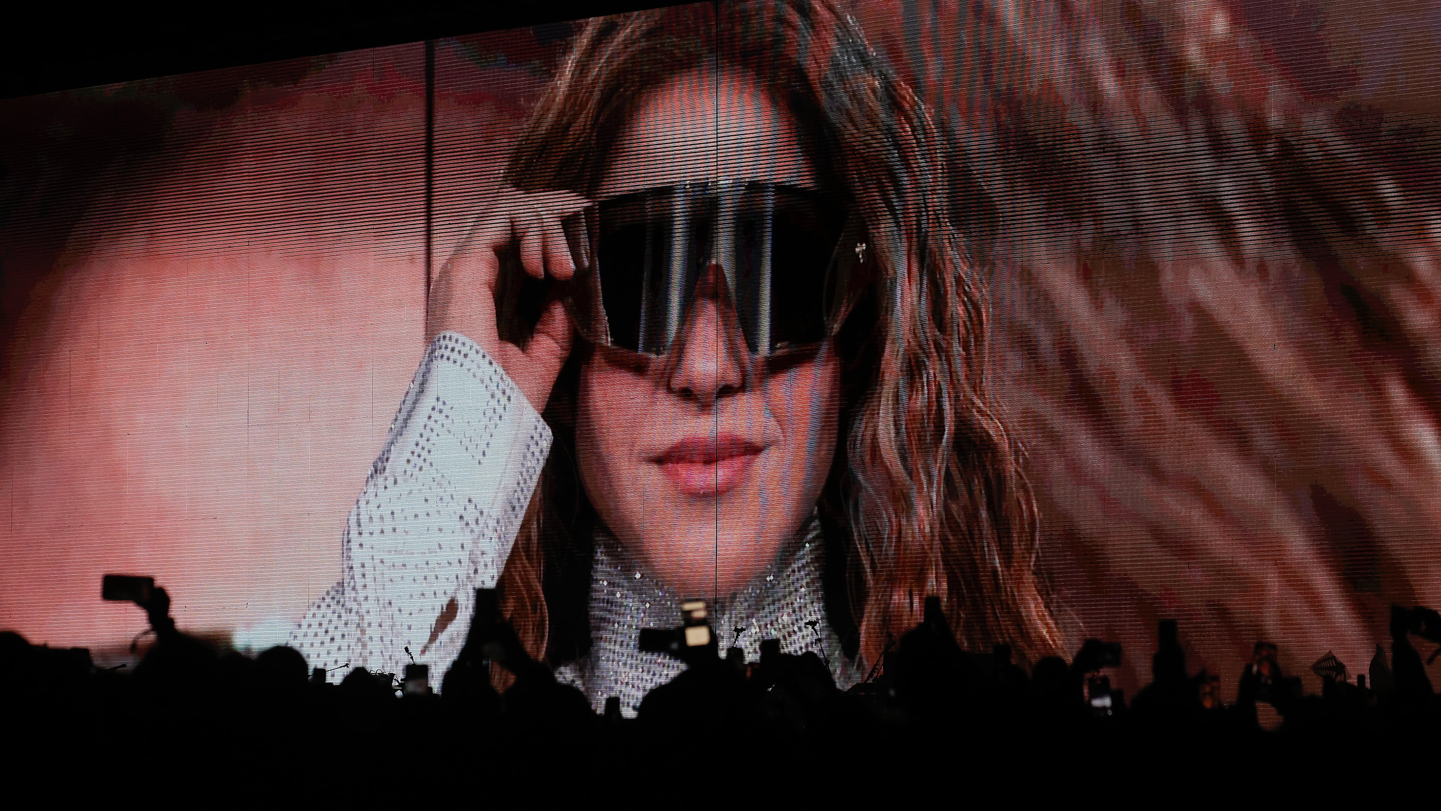 La cantante colombiana Shakira se presenta durante un concierto de su gira 'Las mujeres ya no lloran World Tour'