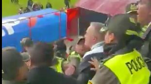 ¡Insólito! Presidente de la Federación de Bolivia se fue a los golpes con hinchas tras empate con Uruguay