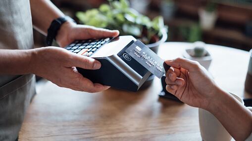 Aprovechó la muerte de su padre para usar su tarjeta de crédito en compras costosas