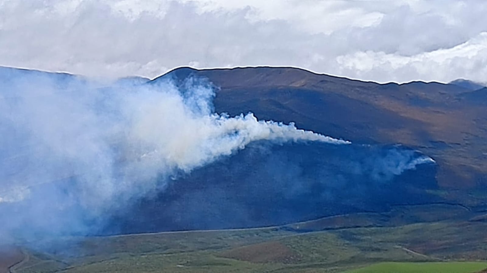 Reportan incendio forestal de grandes proporciones en el Parque Nacional Antisana, vía Píntag