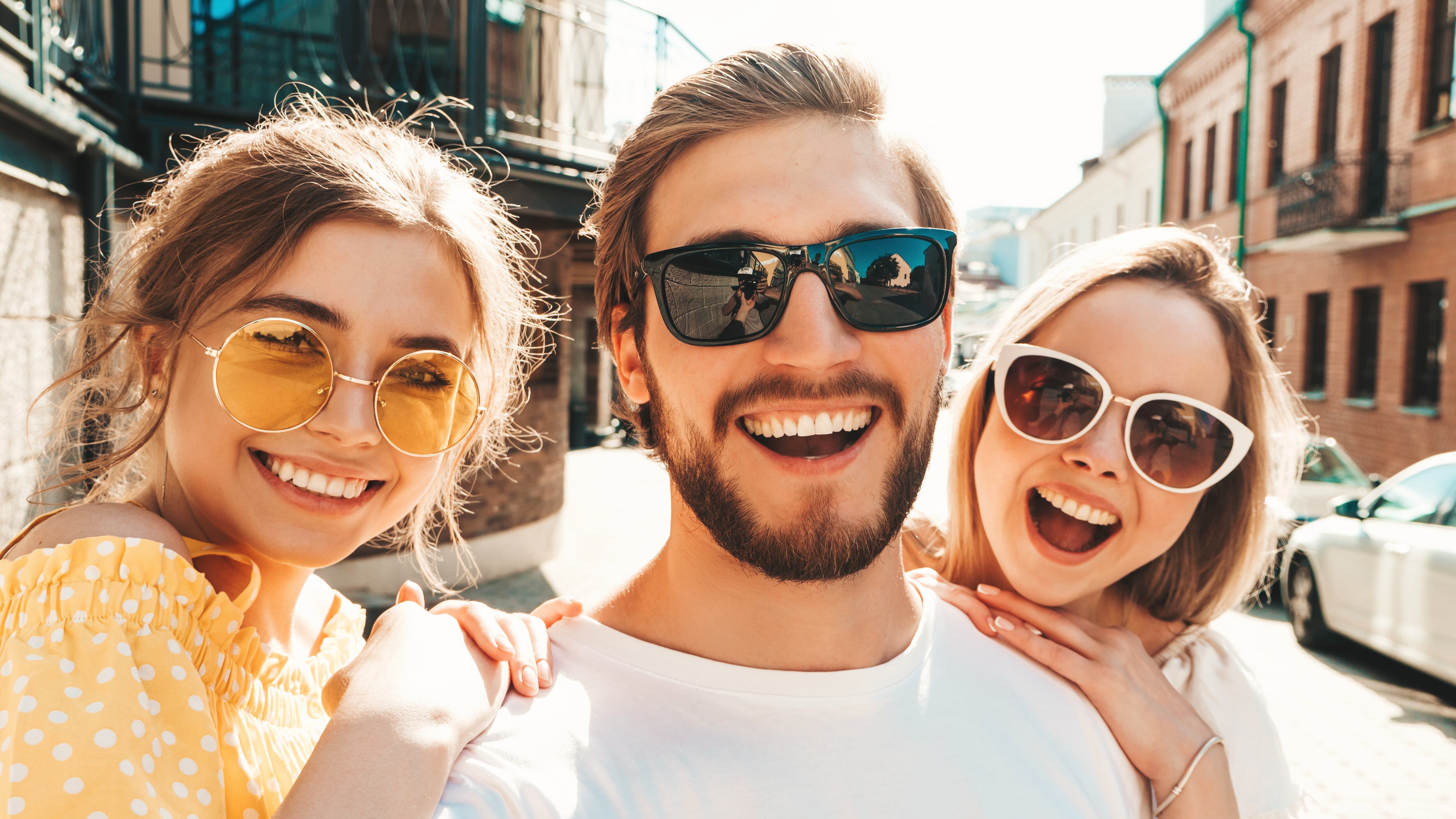 No todos los lentes le sientan bien a todas las personas, por lo que es imprescindible escoger el armazón que mejor resalte tu imagen. Foto: Freepik.