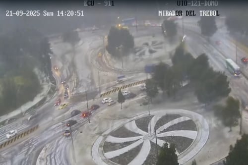 Sectores de Quito cubiertos de blanco por la caída de granizo y lluvia