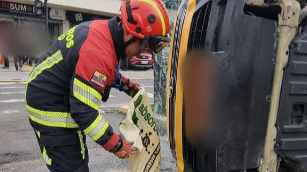 Una buseta escolar se volcó tras accidente en el norte de Quito