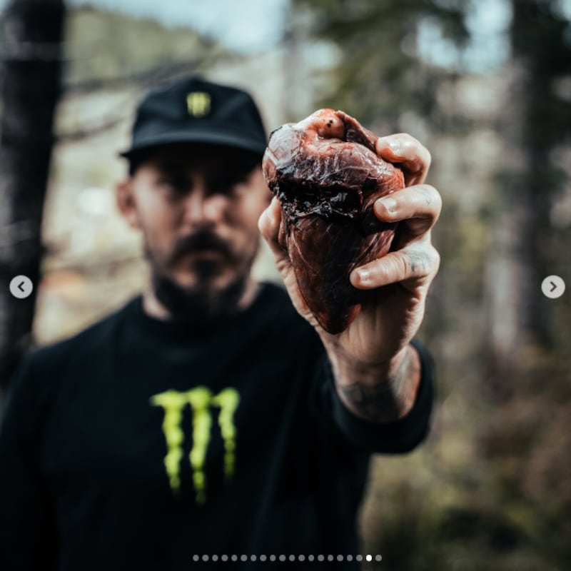 Chito Vera con un corazón de ciervo en la mano