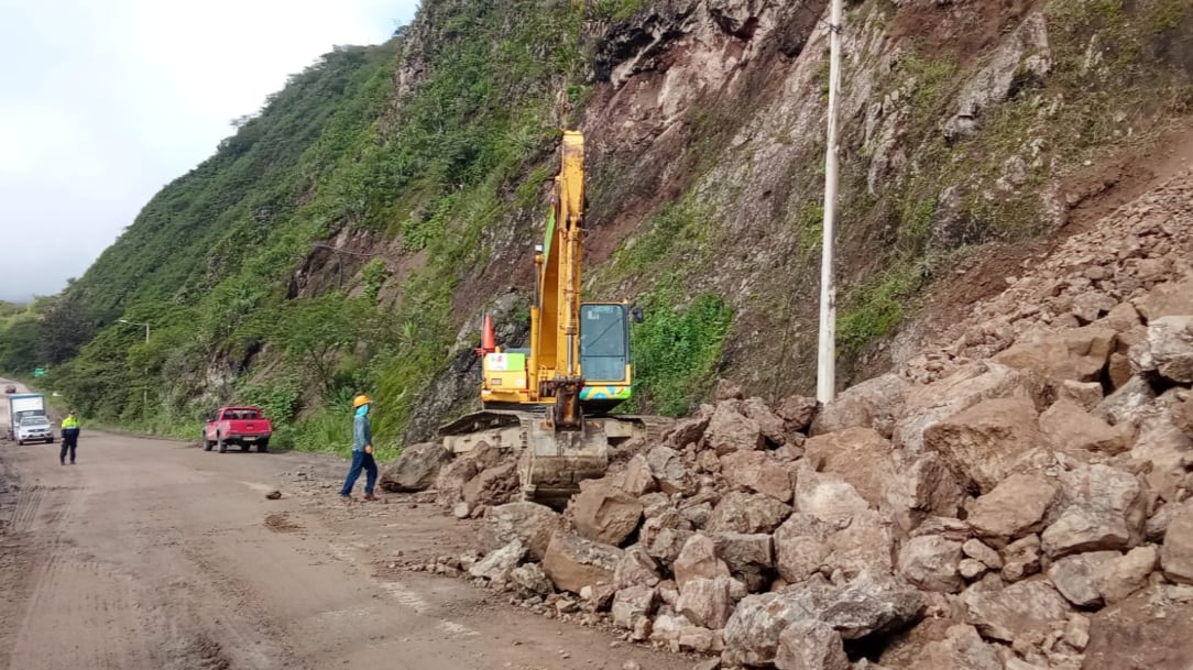 Los deslizamientos provocados por las lluvias obligaron al cierre total de la vía Cuenca–Girón–Pasaje en el sector Pichanillas.