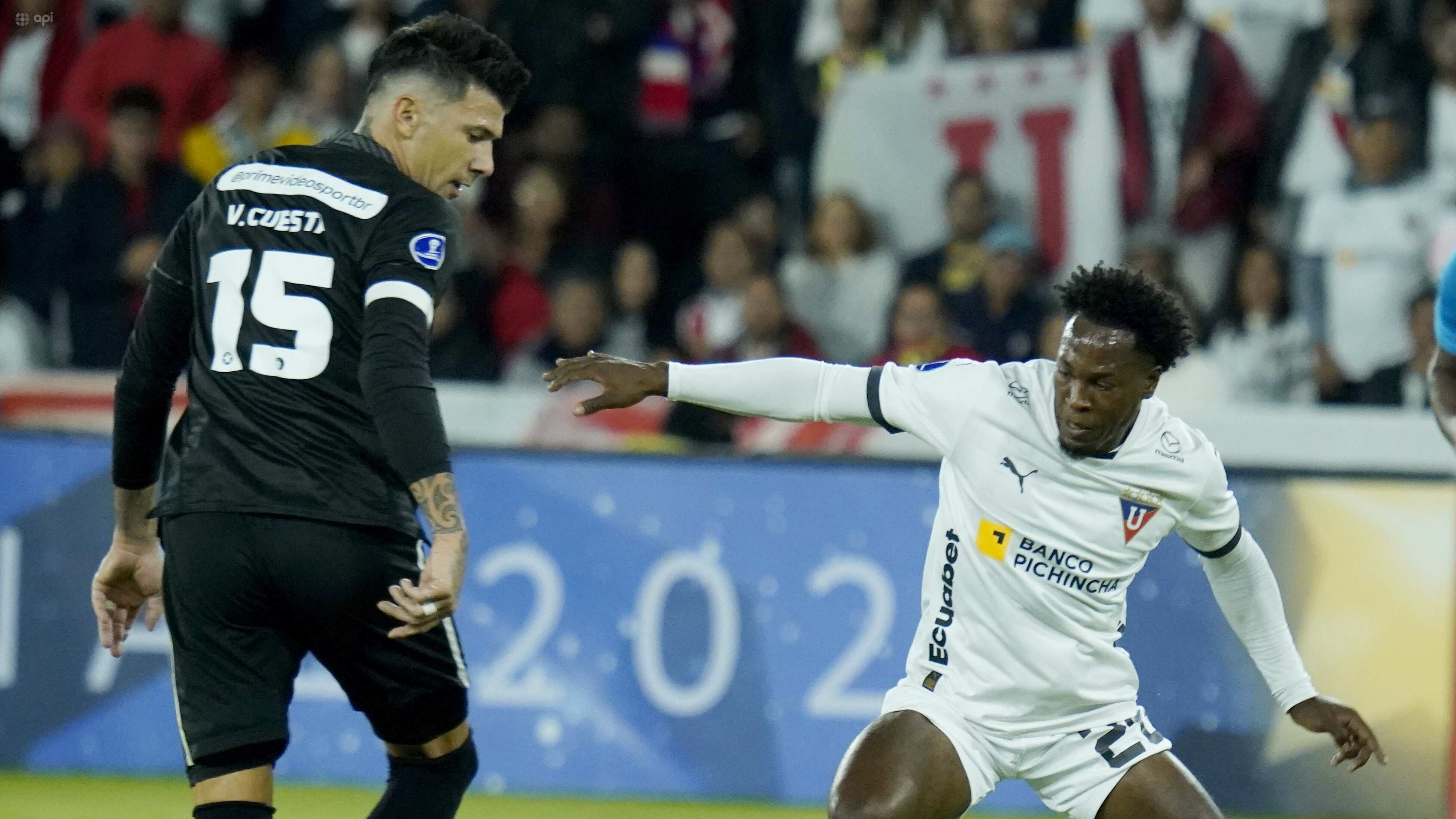 Johan Julio de Liga intenta esquivar a un brasileño de Botafogo en la Casa Blanca.
DANIEL MOLINEROS / API
