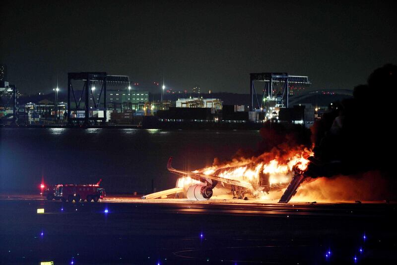 Avión que se incendió en la pista del aeropuerto en Tokio