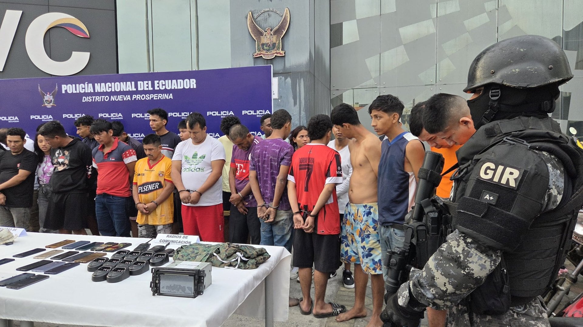 Intervenciones en Guayaquil y Durán permitieron decomisar armas, dinero y aislar a menores