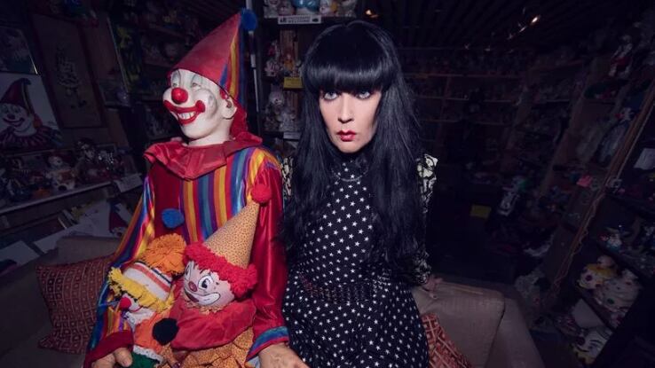 Ella es la cantante que se divorció de un fantasma y se hizo amiga de un payaso poseído en un Motel