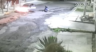 El menor fue dejado en la calle y corrió tras el vehículo en Tlalpan, México.