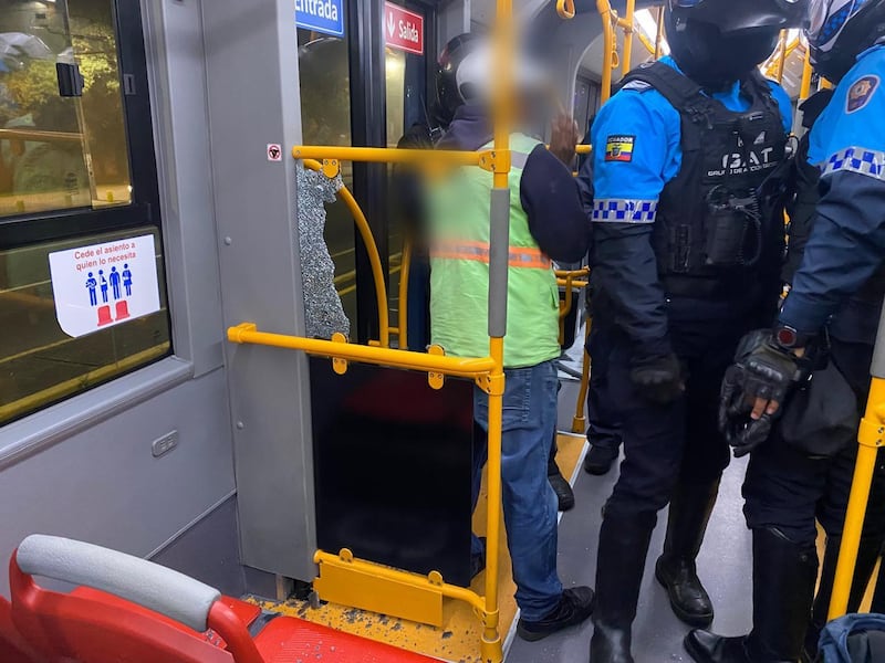 La multa que deberán pagar dos usuarios por infringir la nueva ordenanza del transporte público en Quito