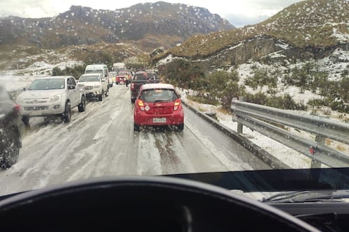 Granizada cubre de hielo vías en el Parque Nacional El Cajas