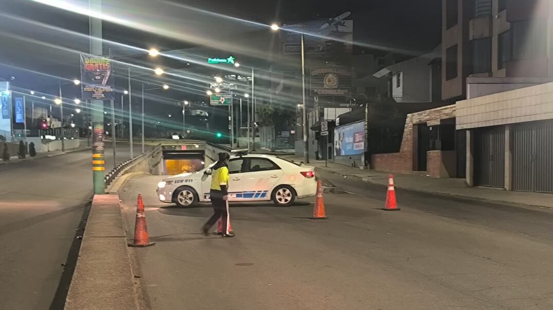 Enfrentamiento a bala entre delincuentes y policías en la Av. Simón Bolívar