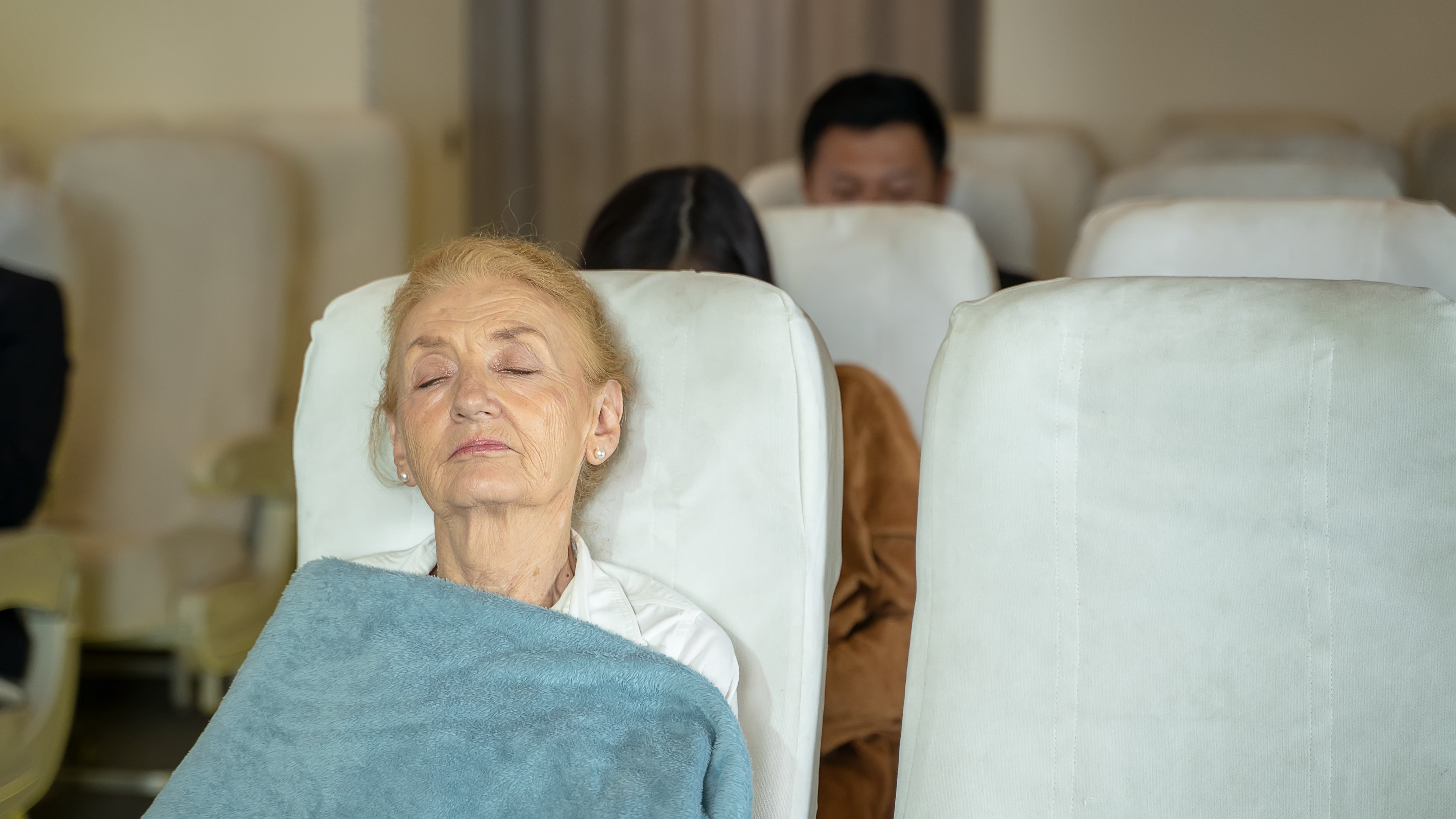 Familia fingió que su abuela estaba dormida para viajar en avión con su cadáver - Foto referencial
