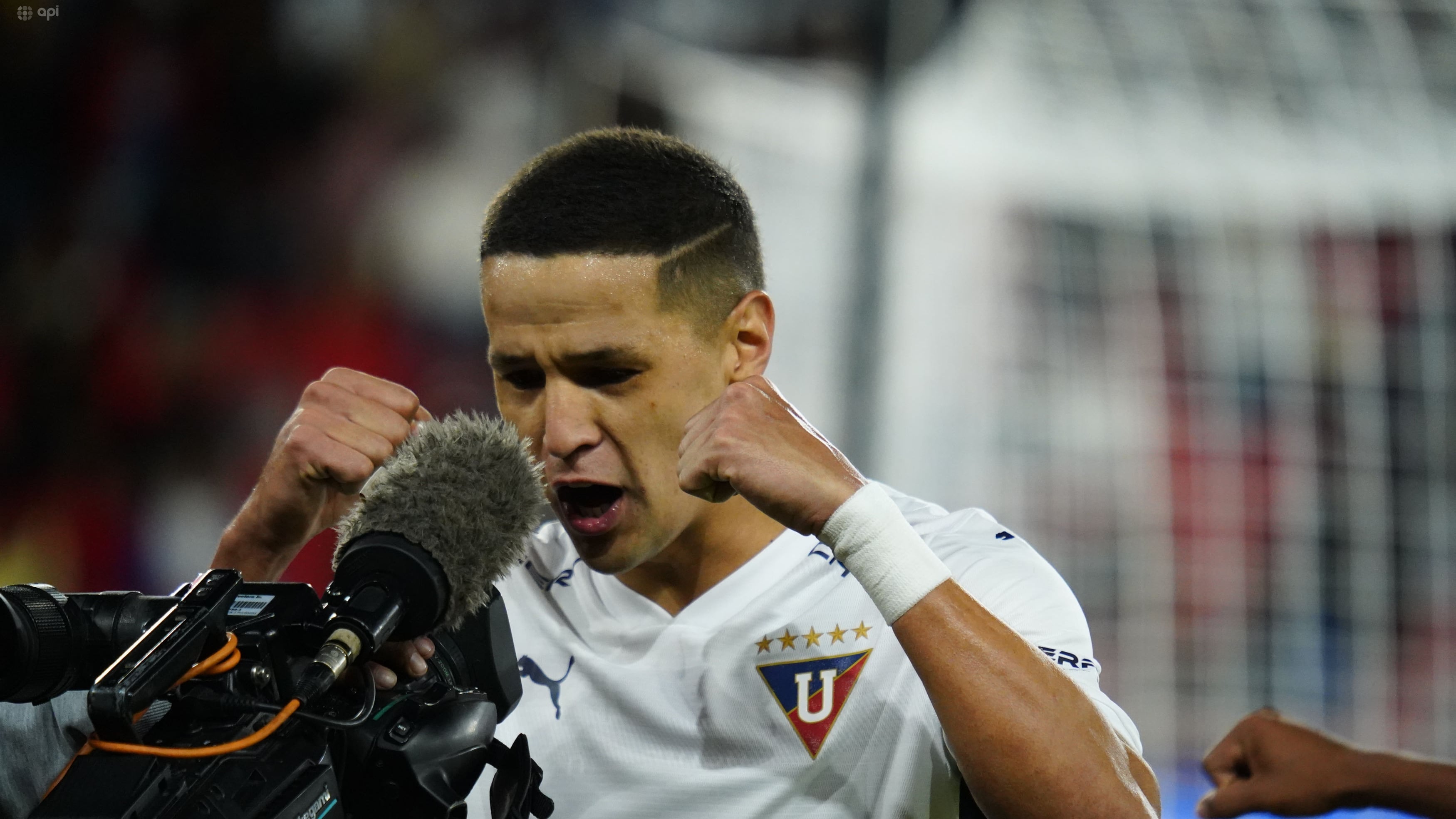 El delantero paraguayo Álex Arce celebra uno de sus goles ante Delfín en el torneo local.
API / DANIEL MOLINEROS