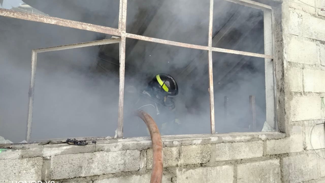 Incendio estructural afecta vivienda y bodega en Llano Chico, en Quito