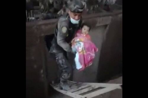Una luz de esperanza entre la tragedia: encuentran con vida a mamá de bebé, Esmeralda, rescatada tras erupción del volcán en Guatemala