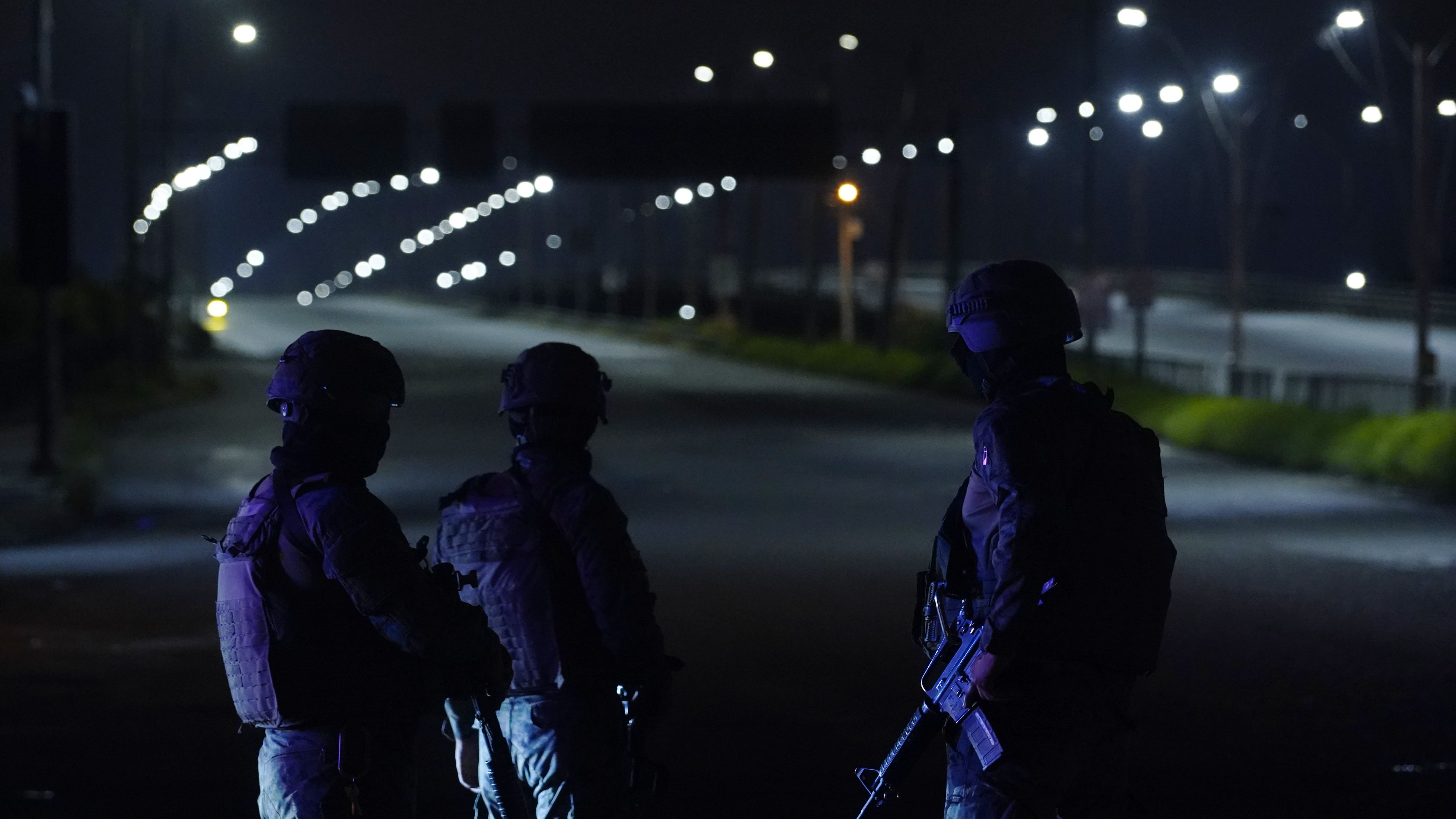 ToqueDurán, lunes 16 de marzo del 2026
Policía y Fuerzas Armadas ejecutaron recorridos por el cantón ferroviario, lo que marcó el inicio del Toque de queda que se realiza de 23:00 a 05:00, hasta el 30 marzo, en la gráfica el check point en el puente de la Unidad Nacional.
Fotos: César Muñoz/API