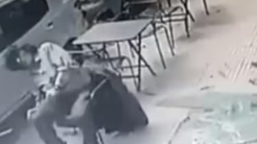 Hombre sobrevivió tras caerle una placa de vidrio en la cabeza - Fuente: Video de X