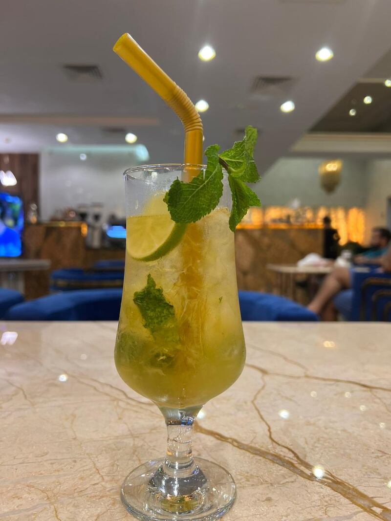 Así luce un "mojito" en Qatar, una bebida que destaca por su elevado precio.