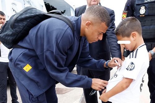 Mbappé se luce en atender a fan que superó el control policial