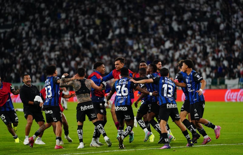 Los jugadores de Independiente del Valle celebran con baile al ritmo de Jombriel su pase a semifinales de la Sudamericana 2025.