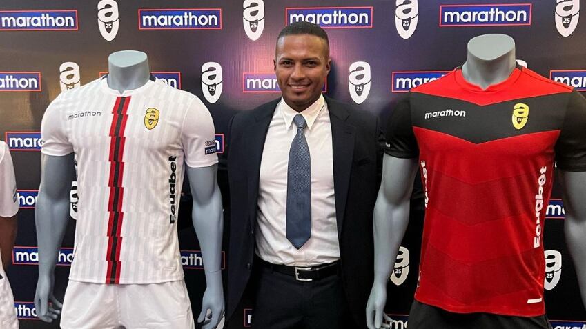 Antonio Valencia presentó el proyecto y la nueva indumentaria de AV25