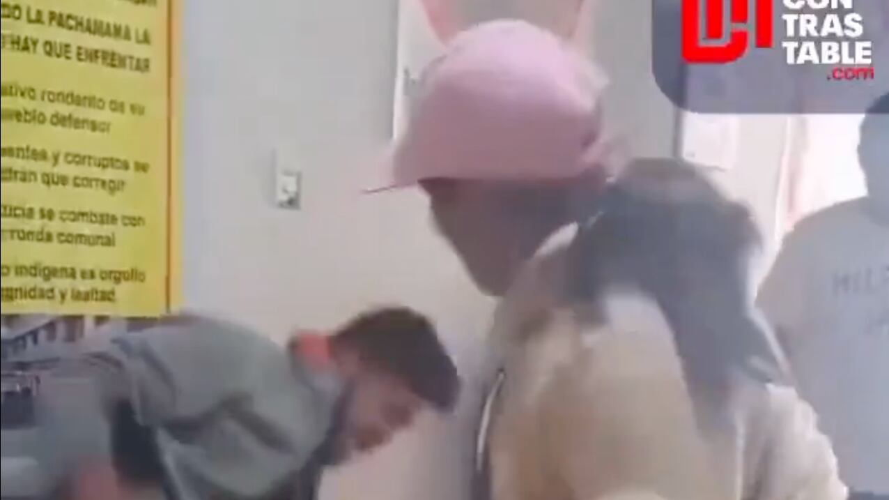 VIDEO: Madre azota a su hijo tras presuntamente ser detenido por robo - Fuente: Video de X