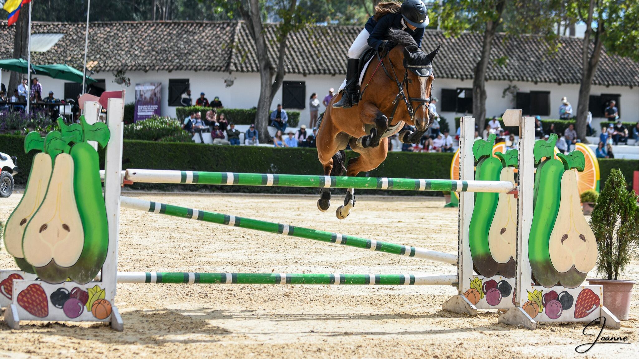 Sara realiza tremendo salto en una de sus competiciones representando al Ecuador.