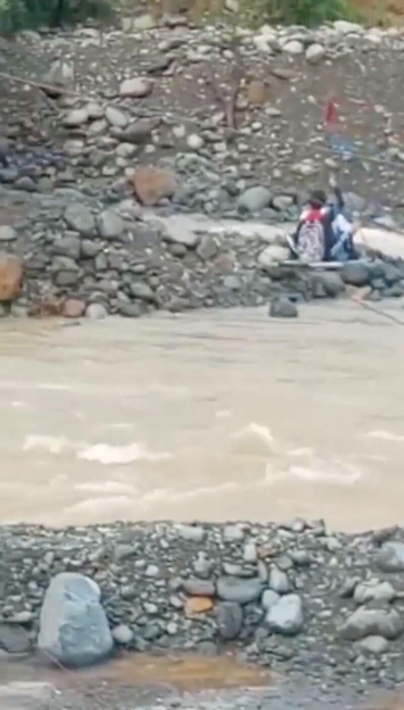 Niños pasan en tarabita para ir a estudiar en Bolívar