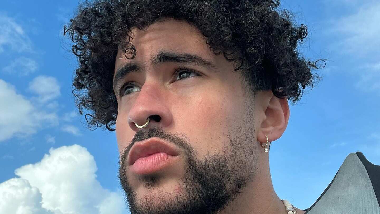 En el video el hombre que simula ser Bad Bunny toma la actitud del cantante ante todo aquel que se le acerque con un celular.