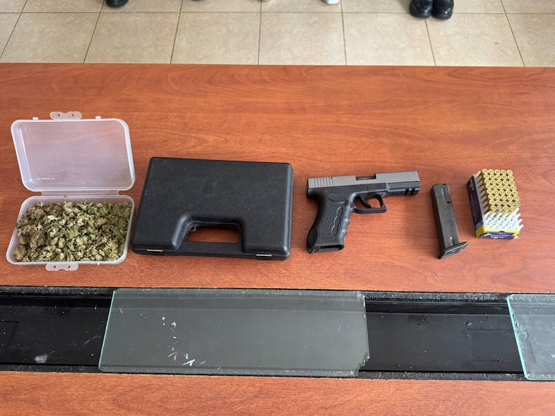 Lo que era un control terminó en hallazgo de arma y droga en local de zapatos en Quito. Foto: Policía Nacional