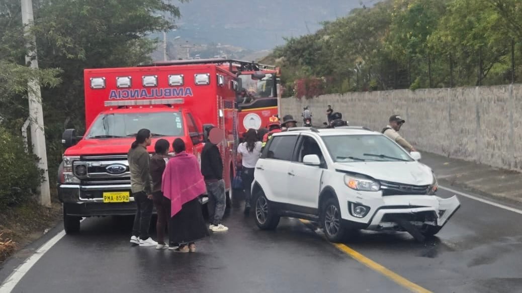Tres personas resultaron heridas tras accidente de tránsito en la vía El Quinche-Guayllabamba