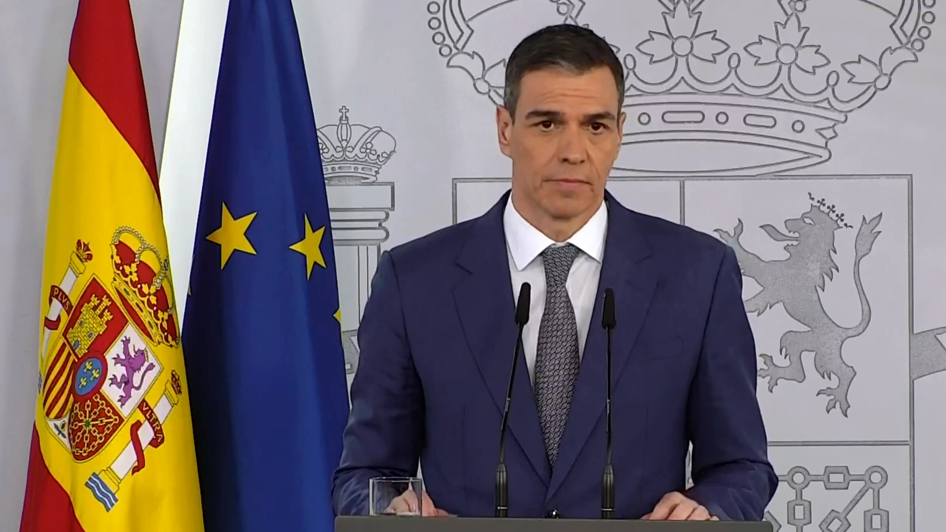 Captura de vídeo del presidente del Gobierno, Pedro Sánchez, que ha afirmado este lunes que el objetivo después del apagón eléctrico es que la luz vuelva a lo largo del martes a todo el territorio afectado por el corte de suministro. Sánchez ha explicitado este compromiso en una comparecencia en el Palacio de la Moncloa tras la segunda reunión del Consejo de Seguridad Nacional que ha convocado tras el apagón eléctrico en la Península. EFE/X Moncloa SÓLO USO EDITORIAL, PERMITIDO SU USO SÓLO EN RELACIÓN A LA INFORMACIÓN QUE APARECE EN EL PIE DE FOTO, CRÉDITO OBLIGATORIO