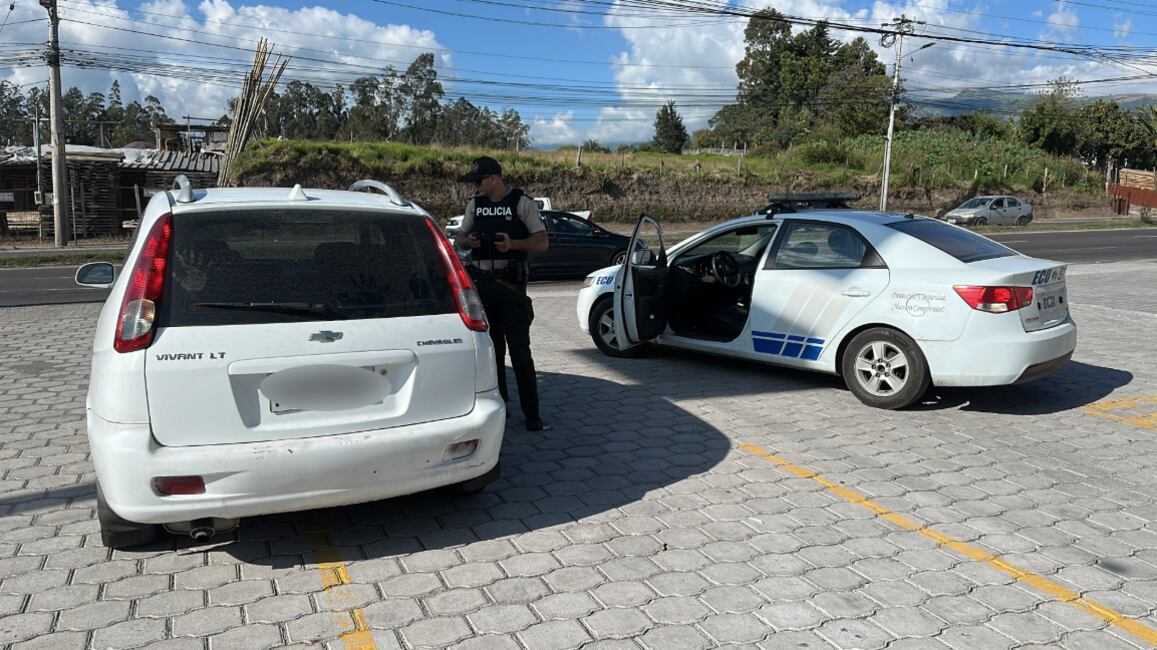 Sujetos aprovecharon la madrugada para abandonar un vehículo reportado como robado en Puembo, Quito