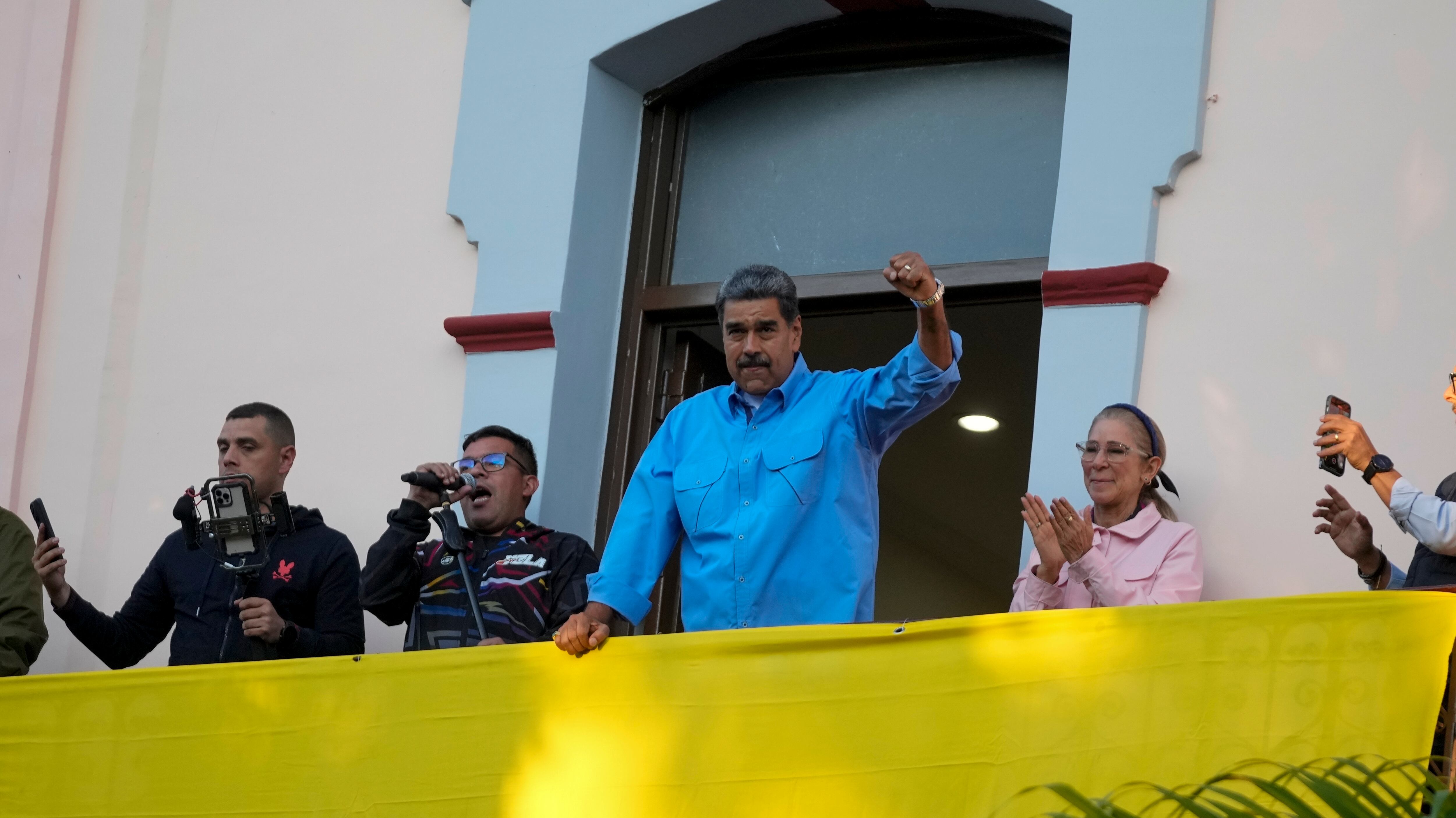 El presidente Nicolás Maduro hace gestos a sus seguidores durante un discurso desde un balcón del palacio presidencial en defensa de su reelección, en Caracas, Venezuela, el martes 30 de julio de 2024. (AP Foto/Fernando Vergara)