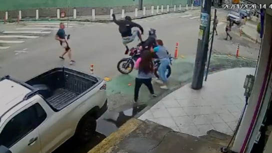 Delincuente fue golpeado por transeúntes tras intentar asaltar a una mujer - Fuente: Video de X