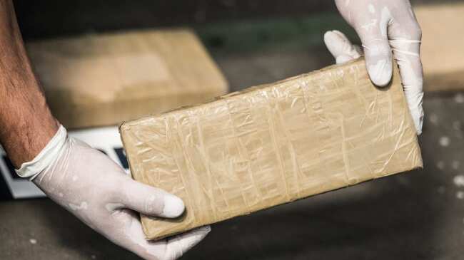 Guía penitenciario intentó esconder droga en su carro cuando ya no pudo meterla a la cárcel de Riobamba.