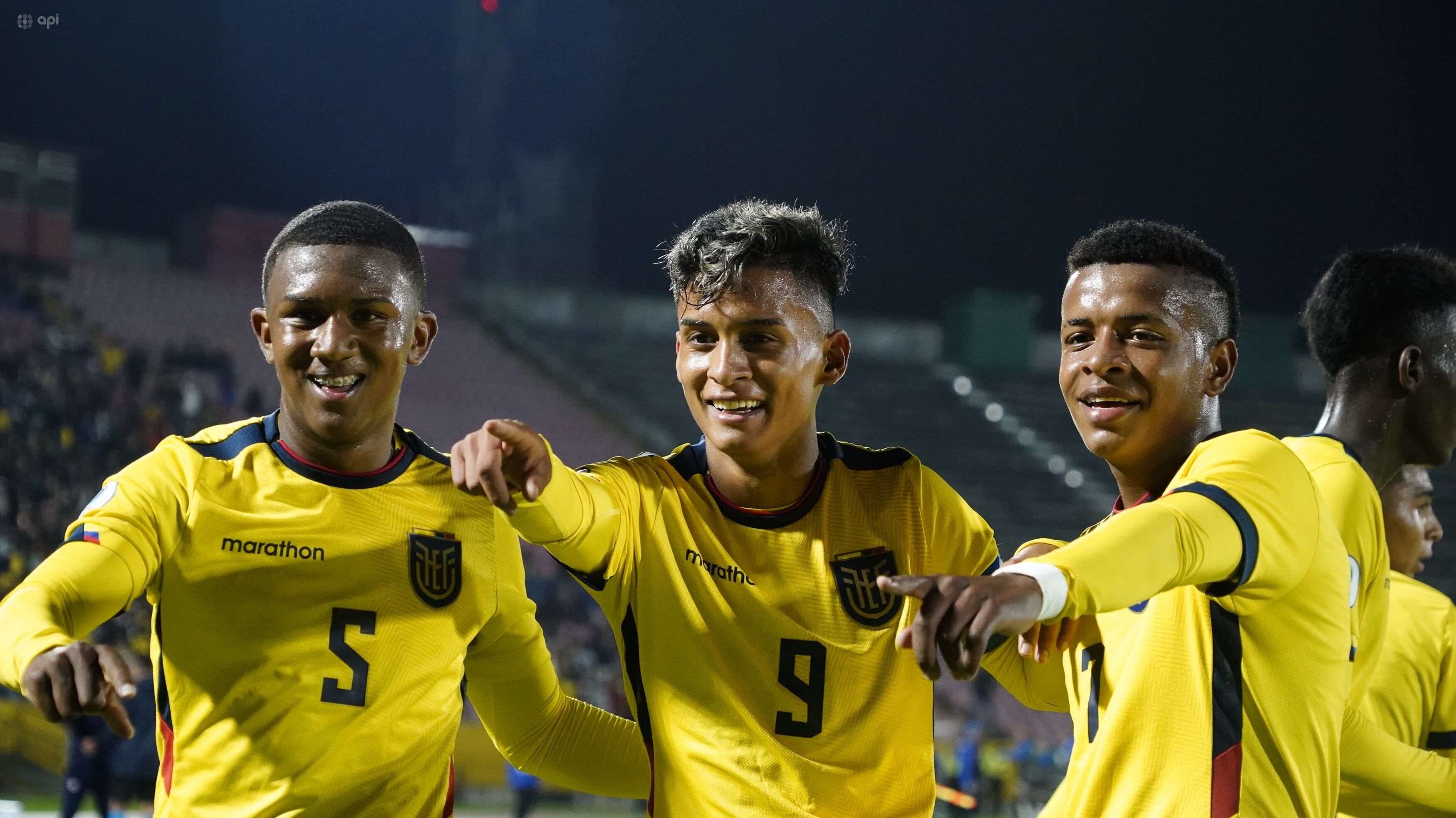 Michael Bermúdez festeja su gol con la Tricolor junto a Kendry Páez y Troya