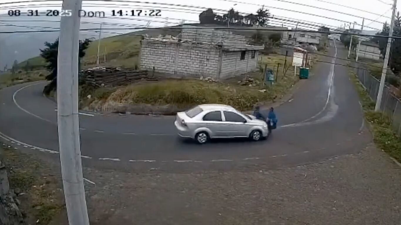 Conductor atropella a dos personas en plena calle rural de Tungurahua: ¿Quién tuvo la culpa? - Fuente: Video de @minutoaminuto