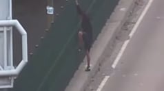 Así evitaron las cámaras del ECU 911 que un hombre atentara contra su vida desde un puente en Quito - Fuente: Video del ECU 911
