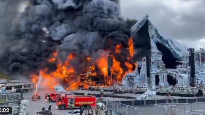 A dos días del festival: fuego arrasa con escenario de Tomorrowland en Bélgica