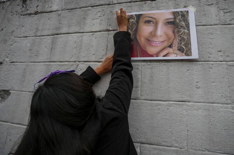 Personas pertenecientes a grupos feministas acompañan a Elizabeth Otavalo, madre de María Belén Bernal