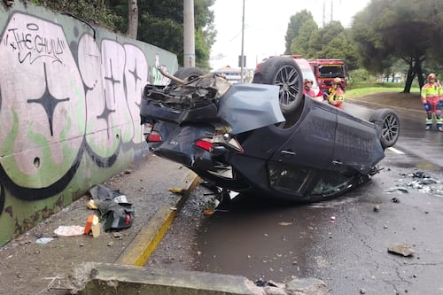 Vehículo cayó del paso elevado de la Eloy Alfaro, norte de Quito