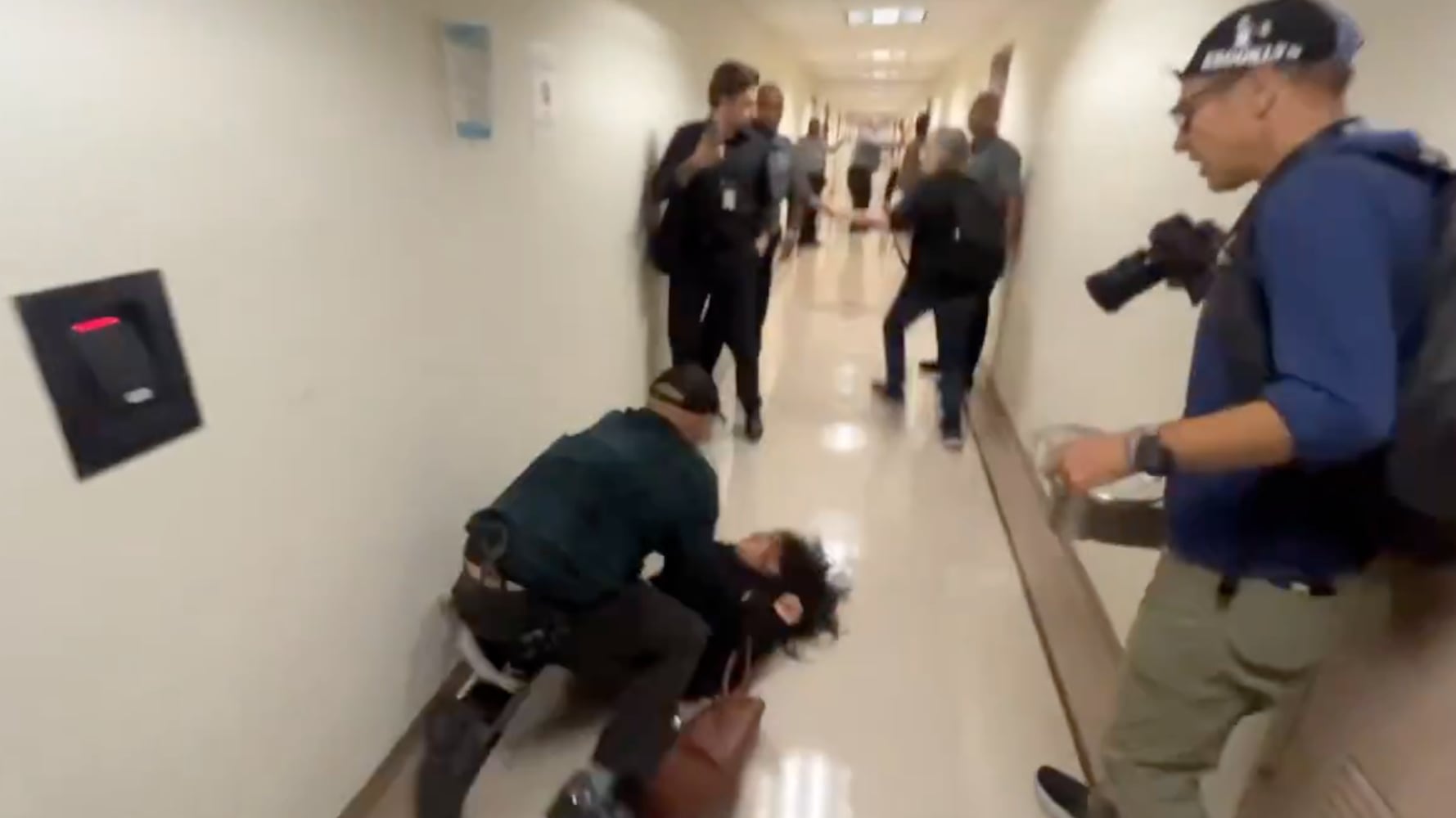 Mujer ecuatoriana agredida por un agente del ICE